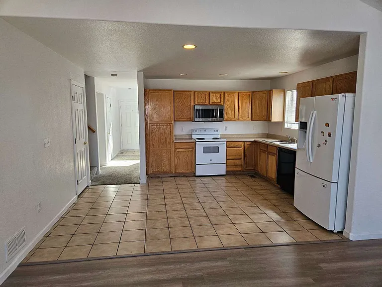 2631 S Danube Way — Photo 3