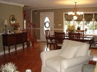30 Crescent Ln, Levittown, NY 11756