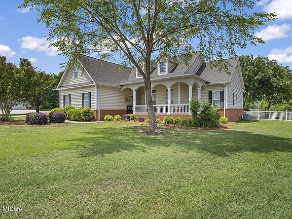 3rd image of 107 Lovorn Cir