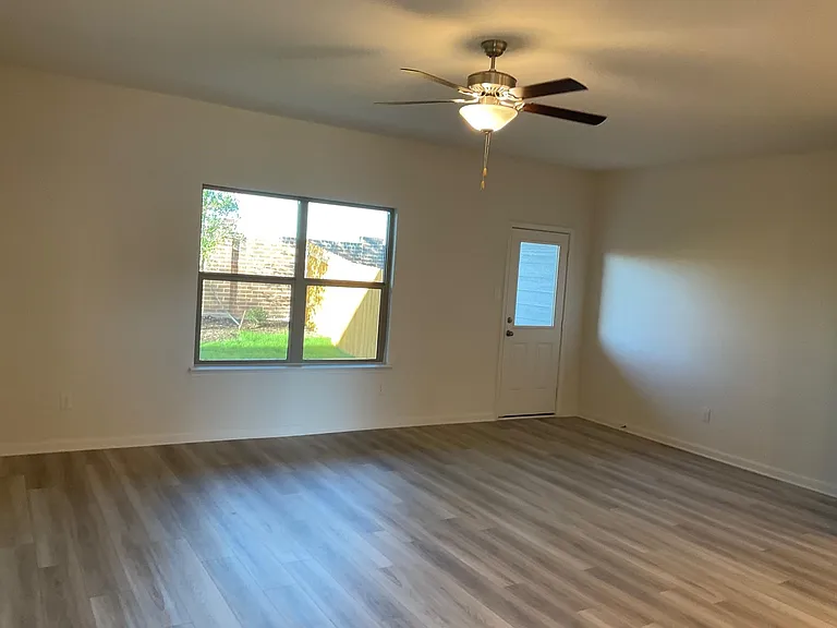 327 Stone Ct — Photo 4