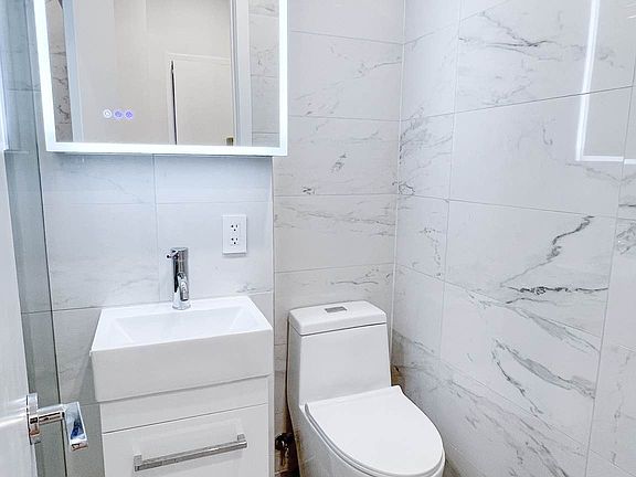 5th image of 829 9th Ave #2R