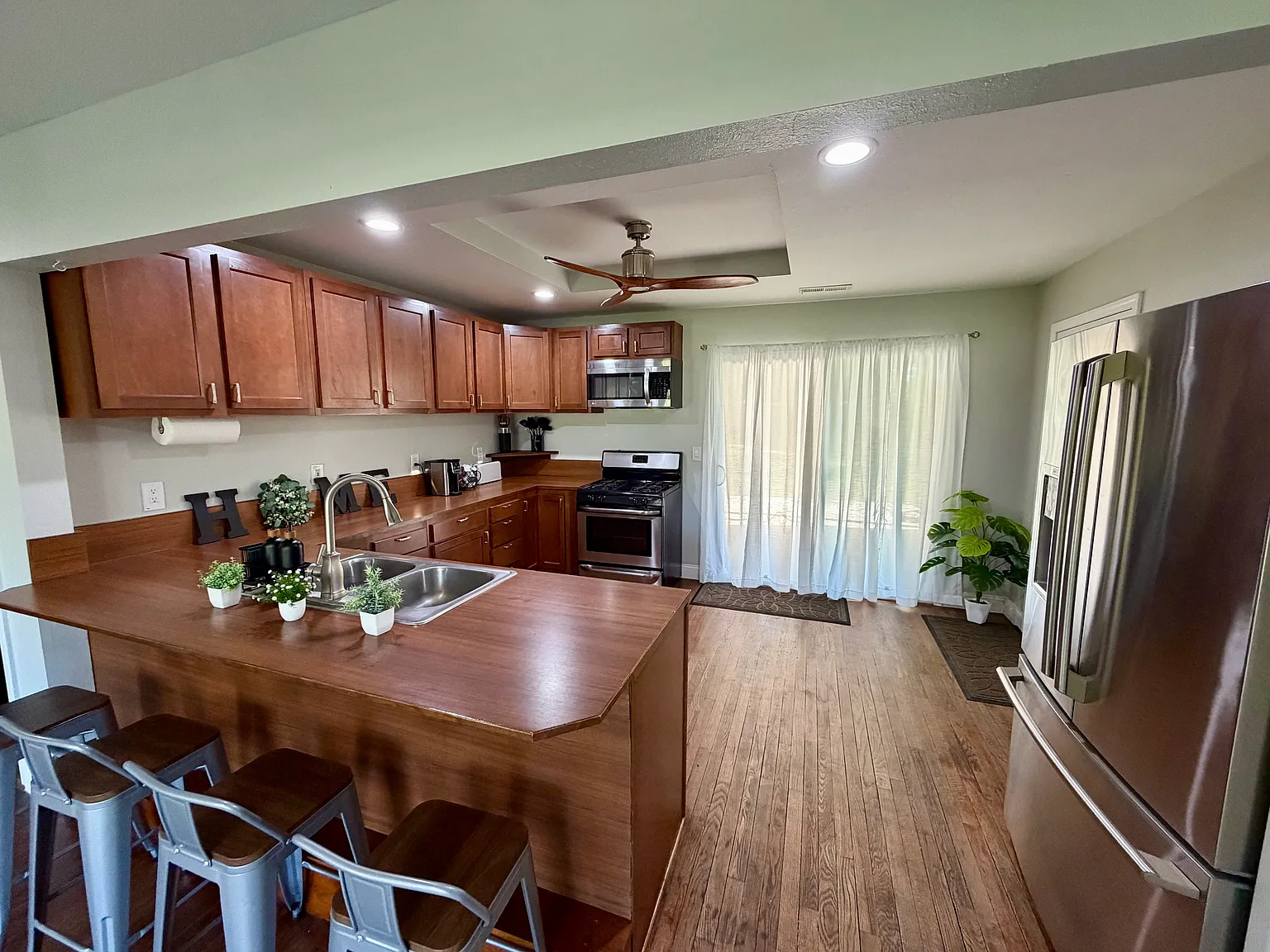 3 bed, 1200 sqft, $2,500 — Photo 2