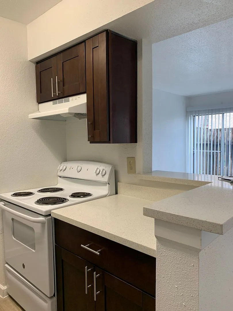 Emerald Cove Apartments — Photo 2