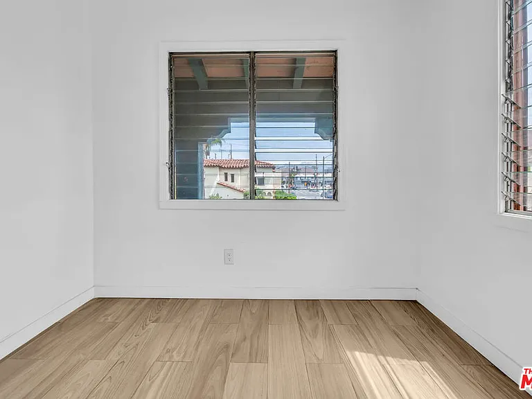8300 Blackburn Ave — Photo 8