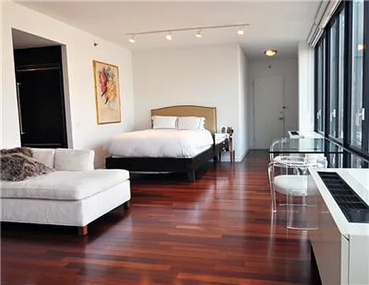 Sold by (Legacy) Elegran | media 17