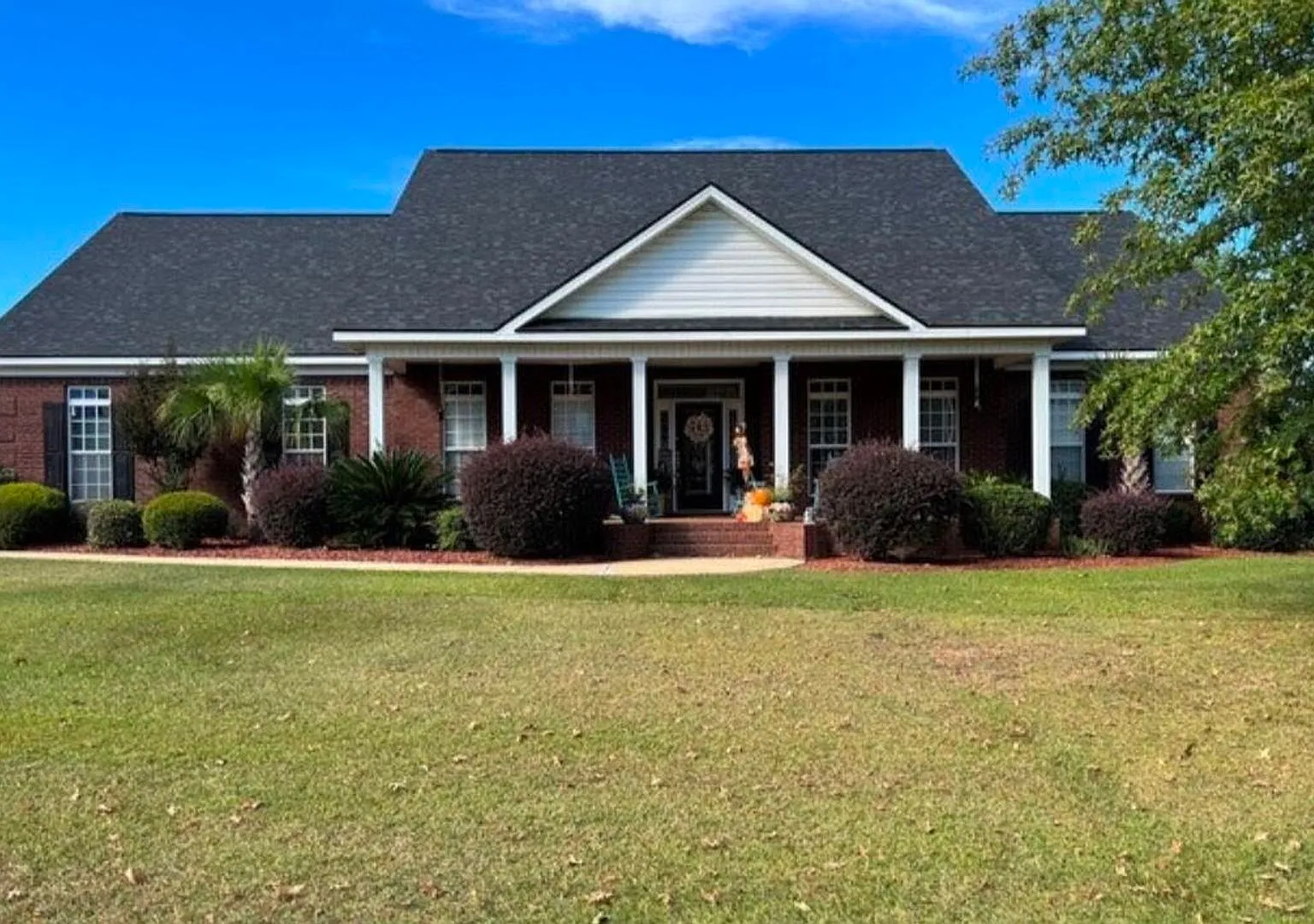 five bedrooms, five and a half bathrooms, a year-round heated swimming pool, and an ultimate back... — Photo 1
