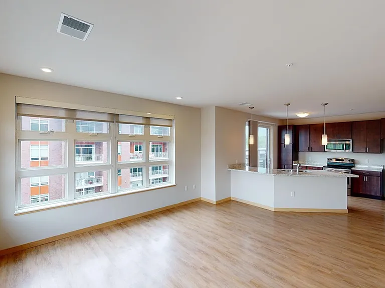 902 Drake St — Photo 100