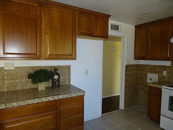 5th image of 614 E 54th St
