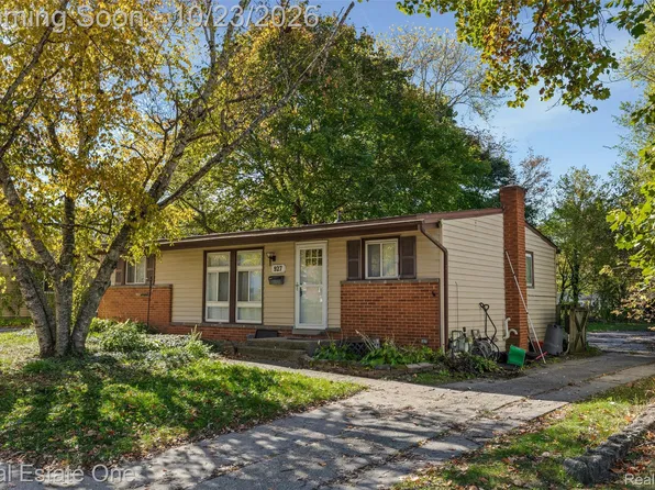927 Bird Song Dr, Milford, MI 48381