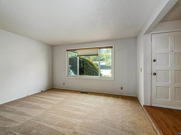 5th image of 4652 Princess Ct NE