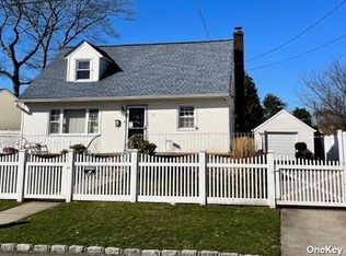 10 W 22nd St, Deer Park, NY 11729