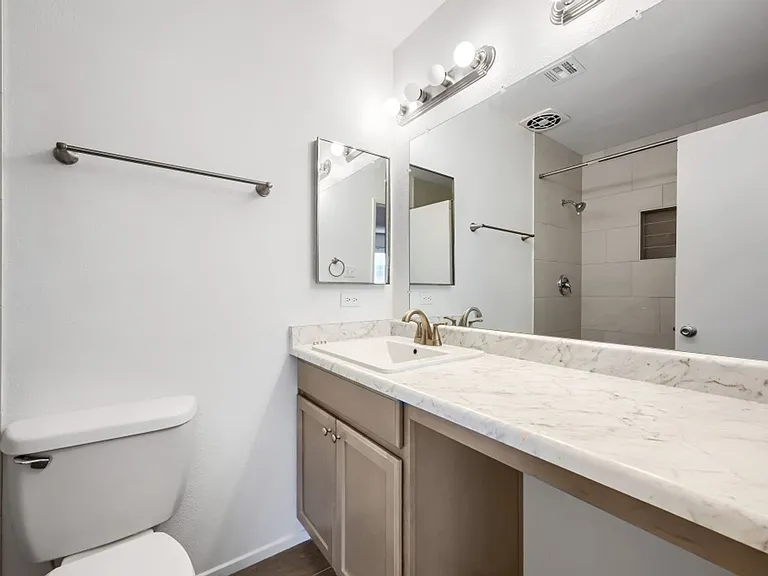 823 Center St — Photo 22