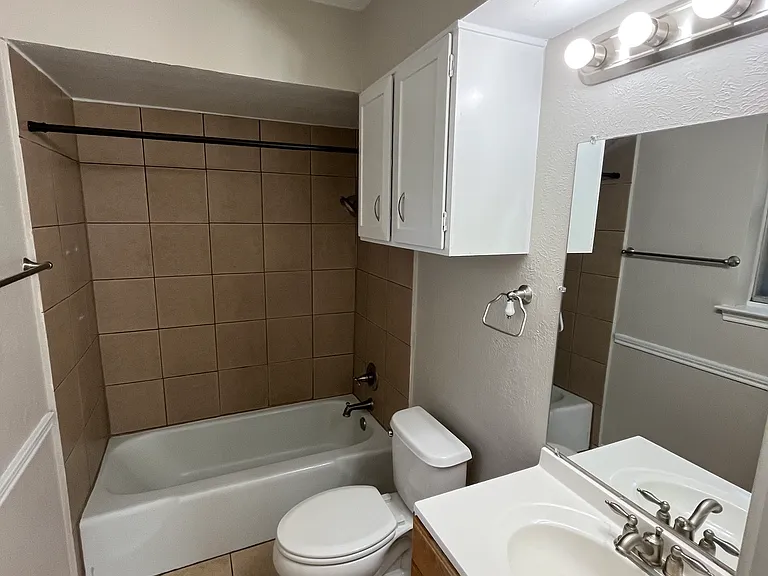 1506 Parkside Dr — Photo 5