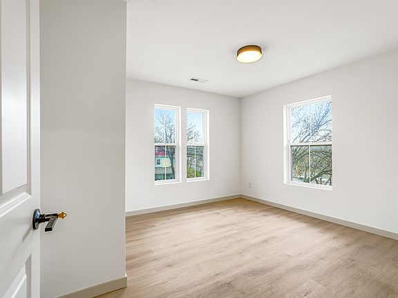 5th image of 815 6th St SE Unit 1