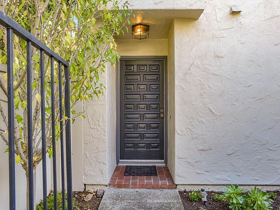 3rd image of 4018 Villa Vis