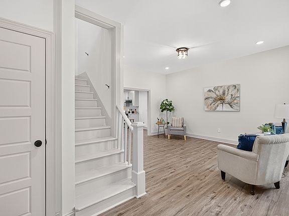 4th image of 102 Cowan St W