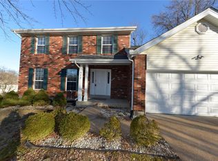 572 Enchanted Pkwy, Ballwin, MO 63021