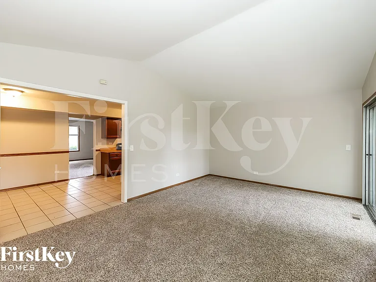 1045 Camden Ln — Photo 9