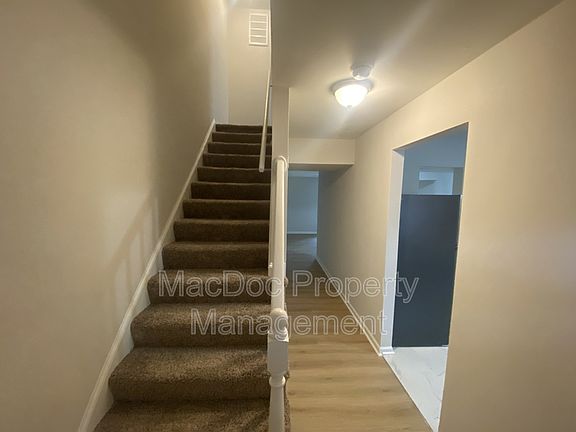 3rd image of 531 Olde Greenwich Cir