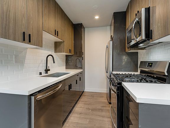 2nd image of 3652 Clarington Ave APT 4