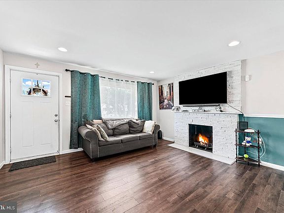 3rd image of 1109 Brookwood Ln