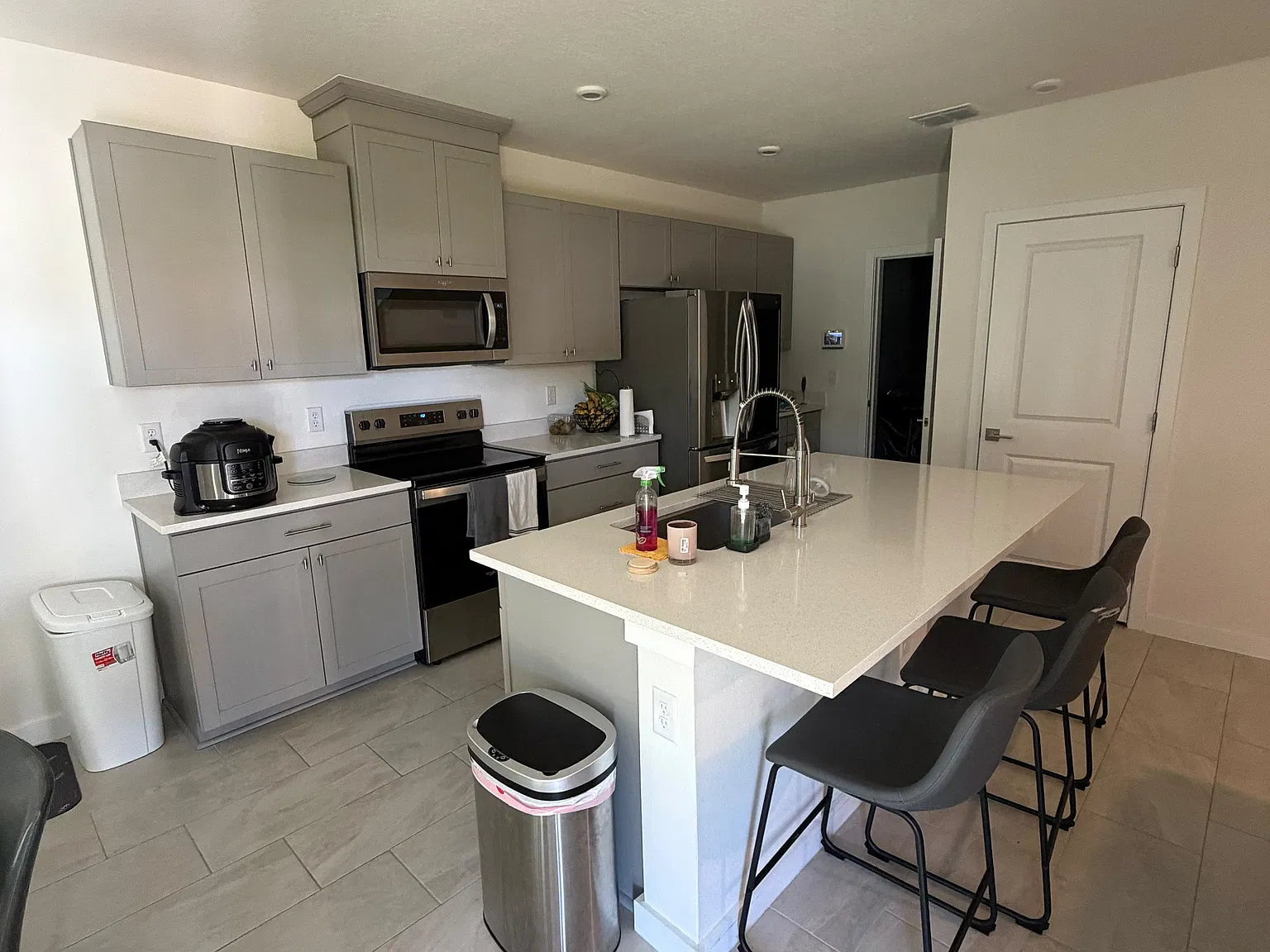 3 bed, 2.5 bath, 1449 sqft, $2,300 — Photo 4