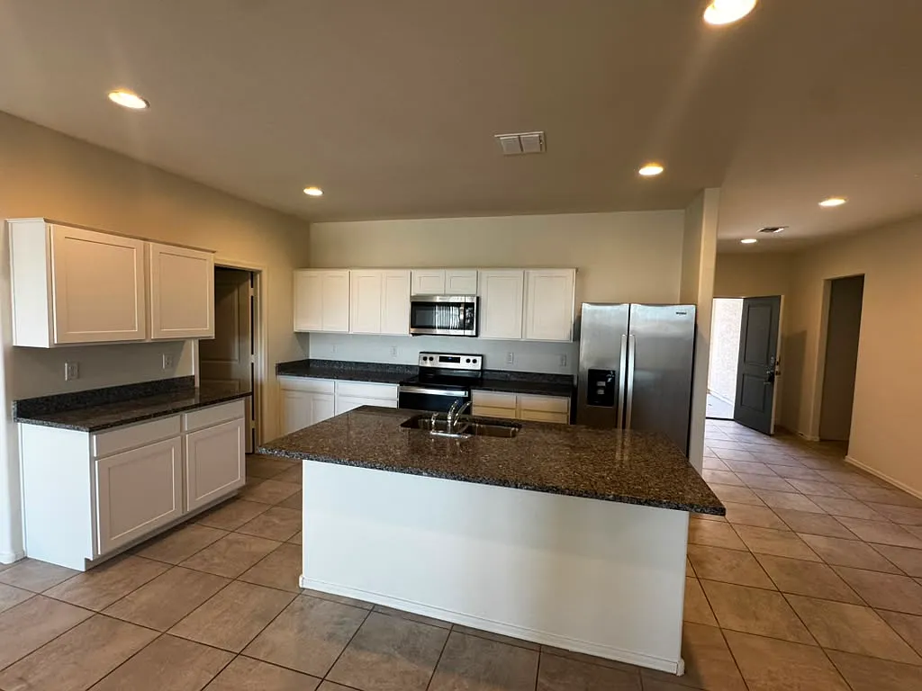 4 bed, 2338 sqft, $2,200 — Photo 3