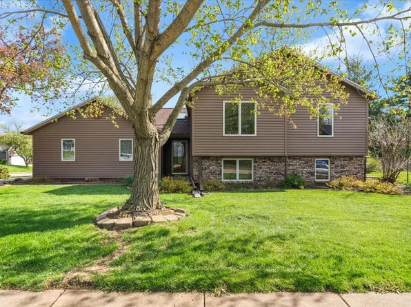 1005 W 57th Pl, Davenport, IA 52806