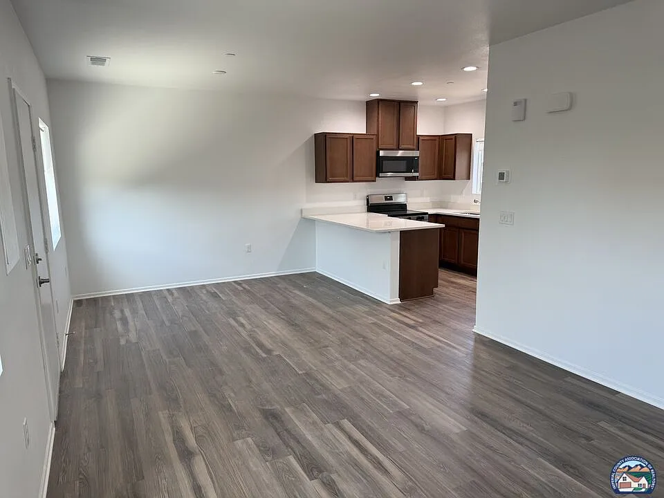 3 bed, 2.0 bath, 1100 sqft, $1,800 — Photo 2