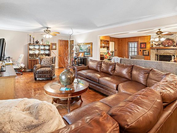 5th image of 4005 Royal Oak Dr