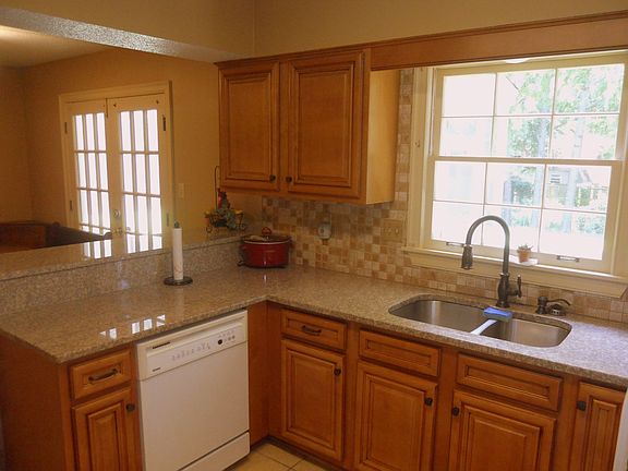 4th image of 319 E Harpers Ferry Dr