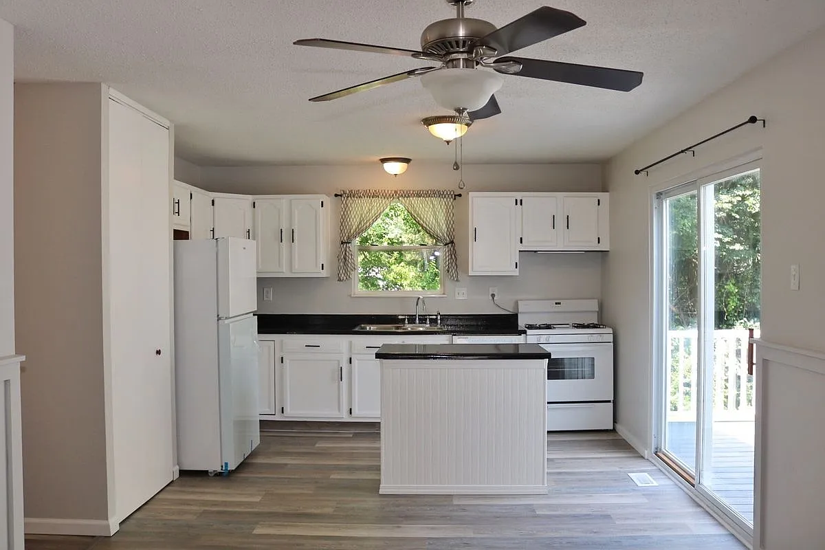 3 bed, 2.0 bath, 1008 sqft, $1,800 — Photo 3