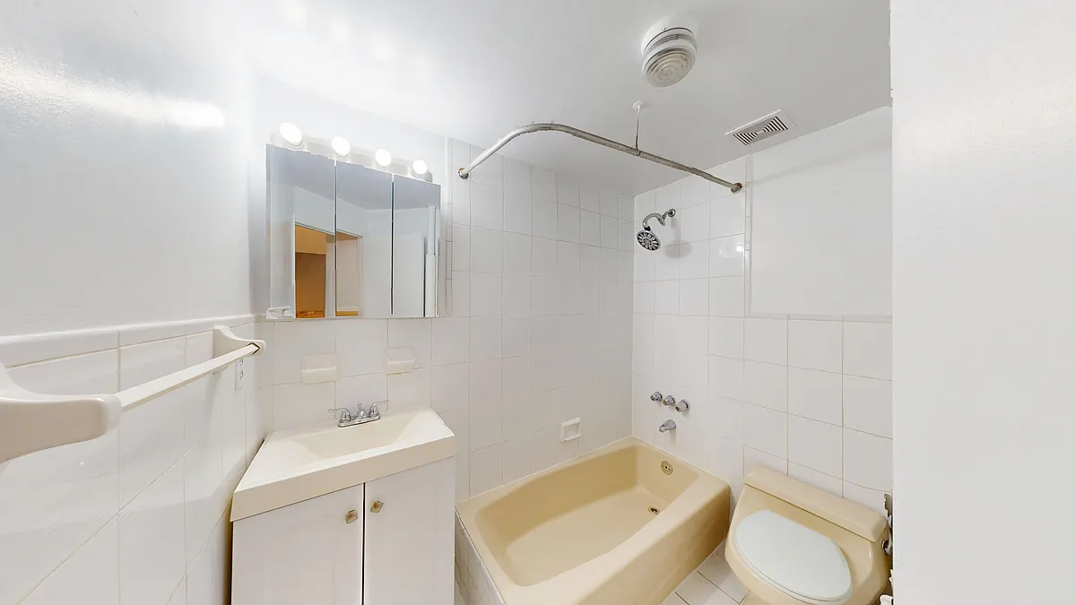 Building Photo - 300 1/2 E 65th St #4A