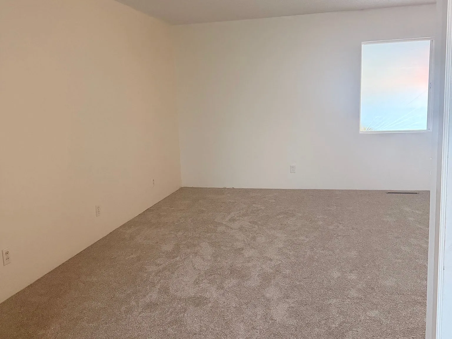 3 bedroom east Medford home on a large lot available for rent. — Photo 4