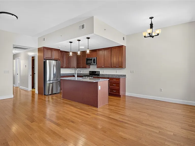 224 E State St — Photo 30
