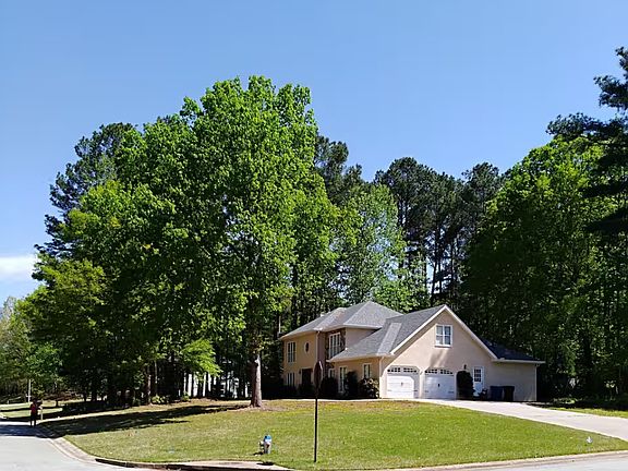 3rd image of 208 Crescent Oak