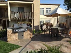 432 Edgehill Ln