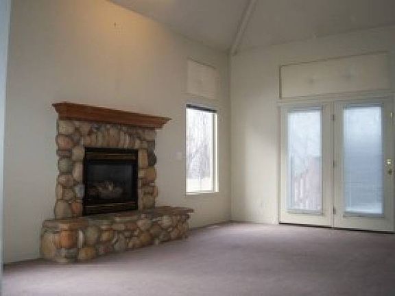 LR w/stone gas fireplace