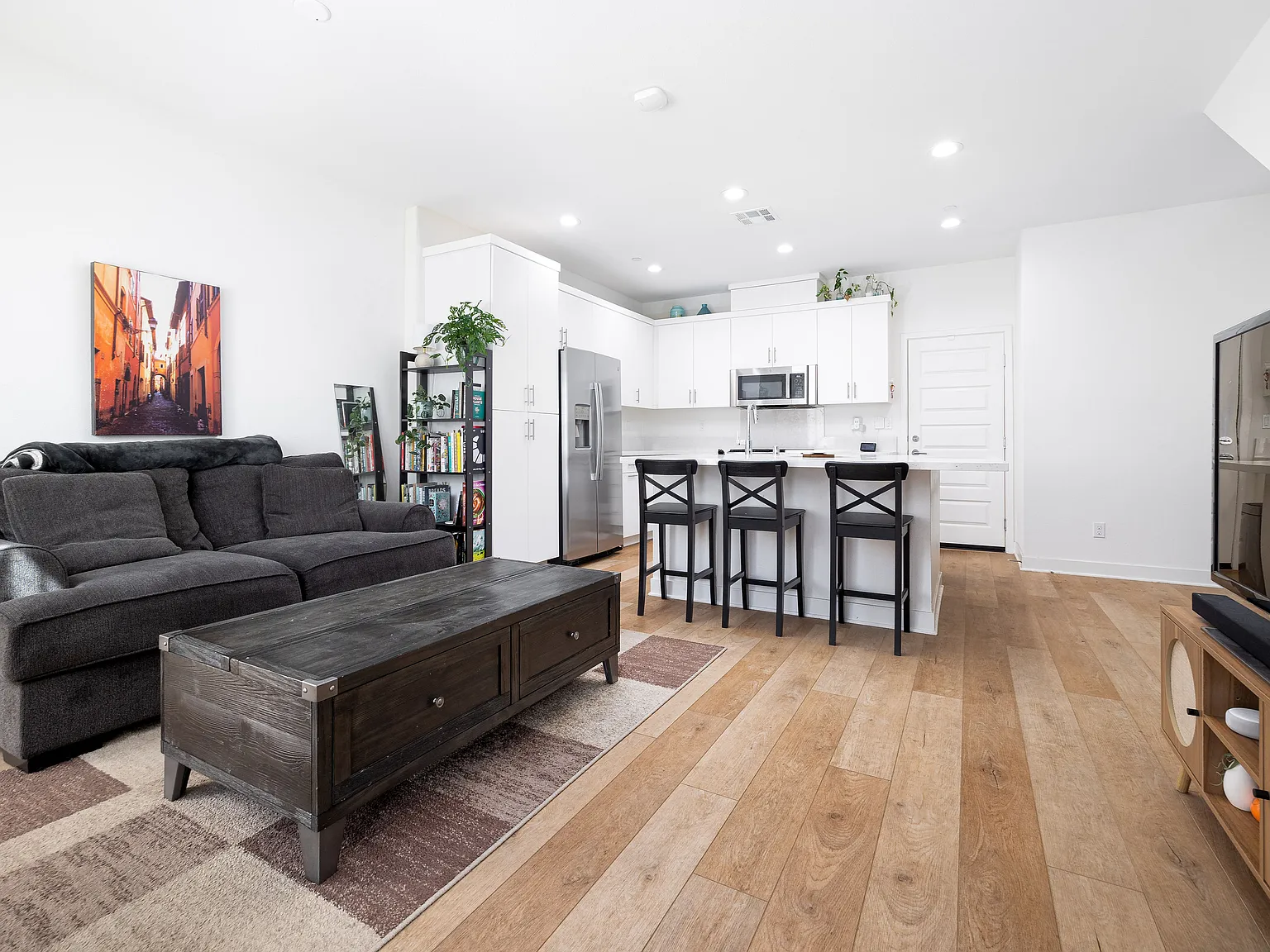 3 bed, 1301 sqft, $4,450 — Photo 2