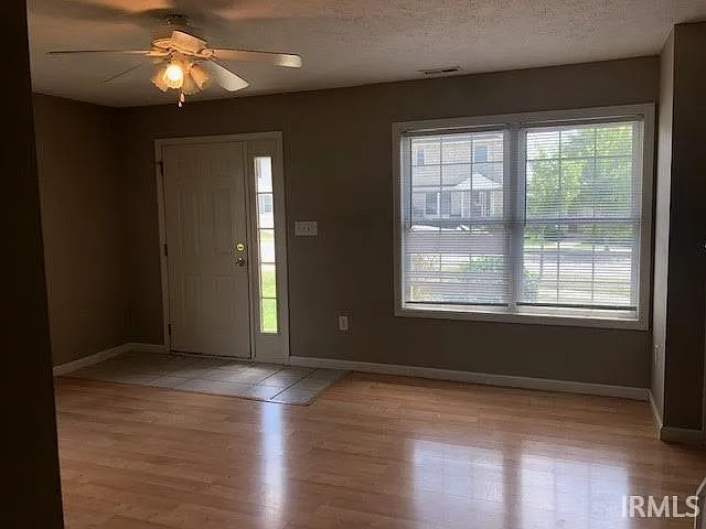 3 bed, 2.5 bath, 1240 sqft, $1,600 — Photo 2