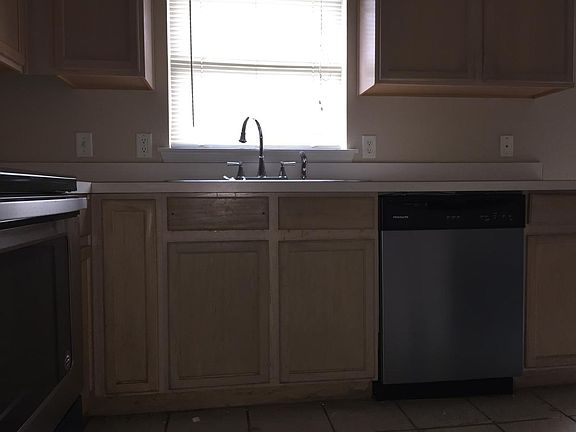 3rd image of 827 Cascade Dr