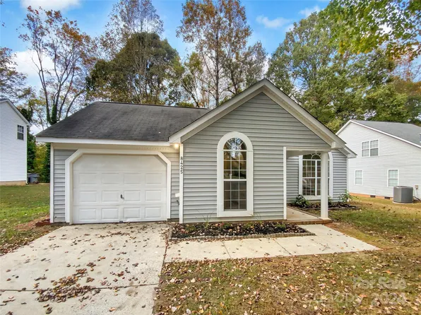 8425 Cullingford Ln, Charlotte, NC 28216