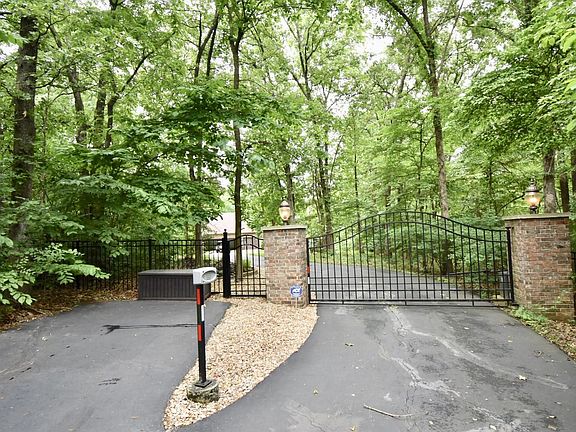 2nd image of 828 N White Tail Ct