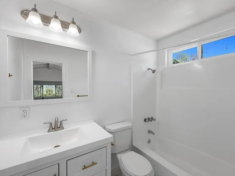 1007 Winston Dr — Photo 10