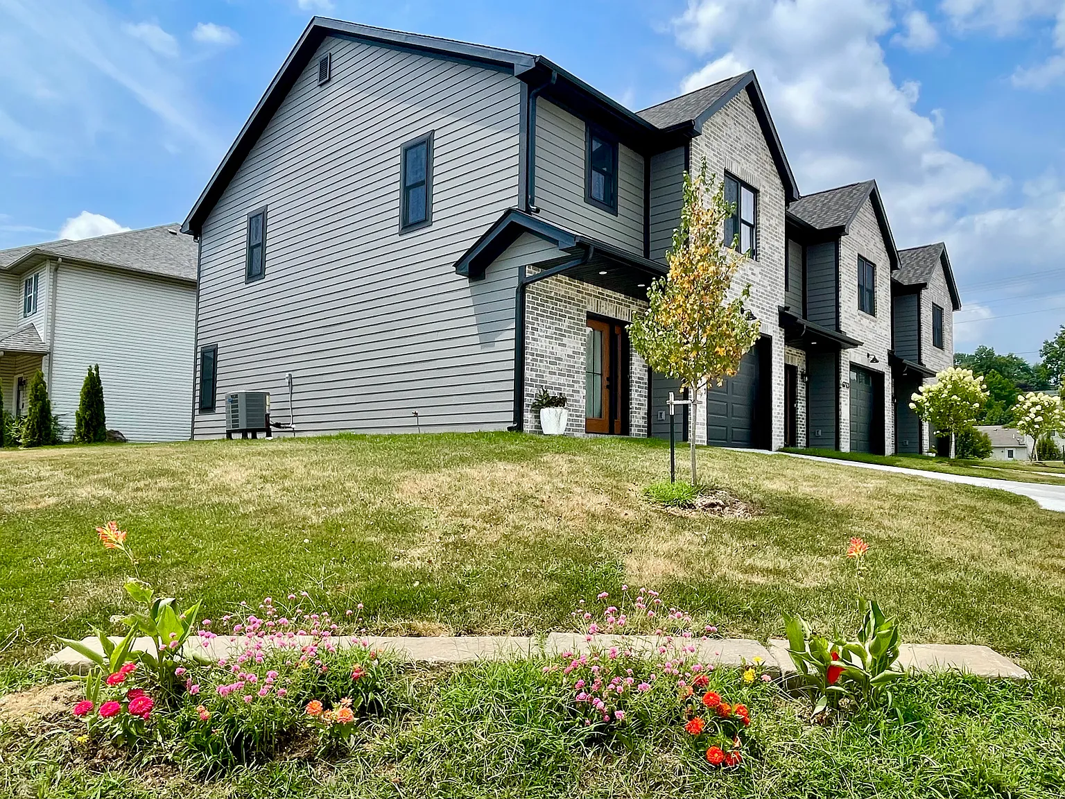 3 bed, 2.5 bath, 1850 sqft, $2,200 — Photo 2