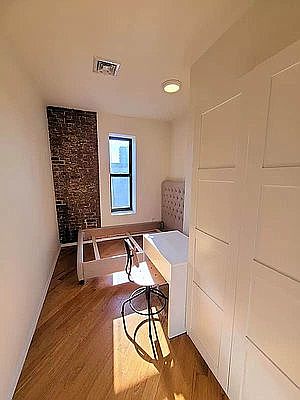 5th image of 302 Pleasant Ave #8B