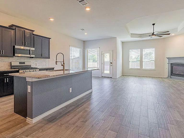 4 bed, 2033 sqft, $2,395 — Photo 3