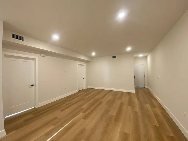 Pacific Heights II — Photo 24