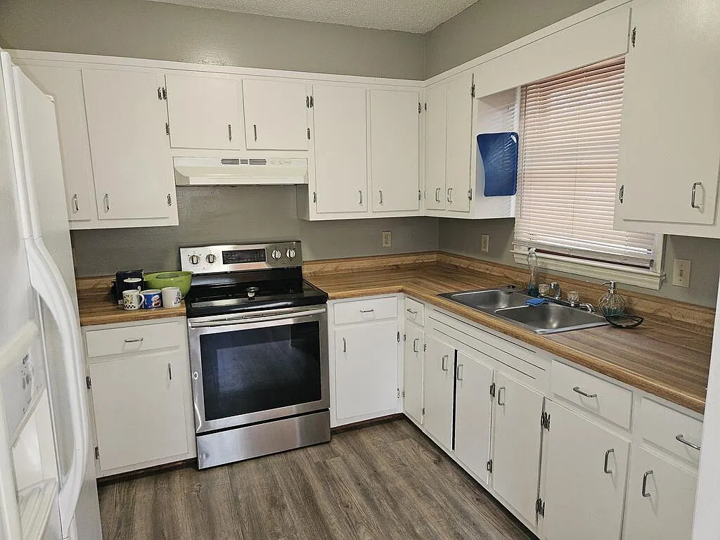 4 bed, 2.0 bath, $1,750 — Photo 2