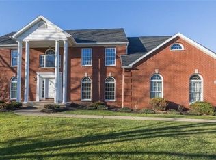 22 Lakeridge Dr, Orchard Park, NY 14127